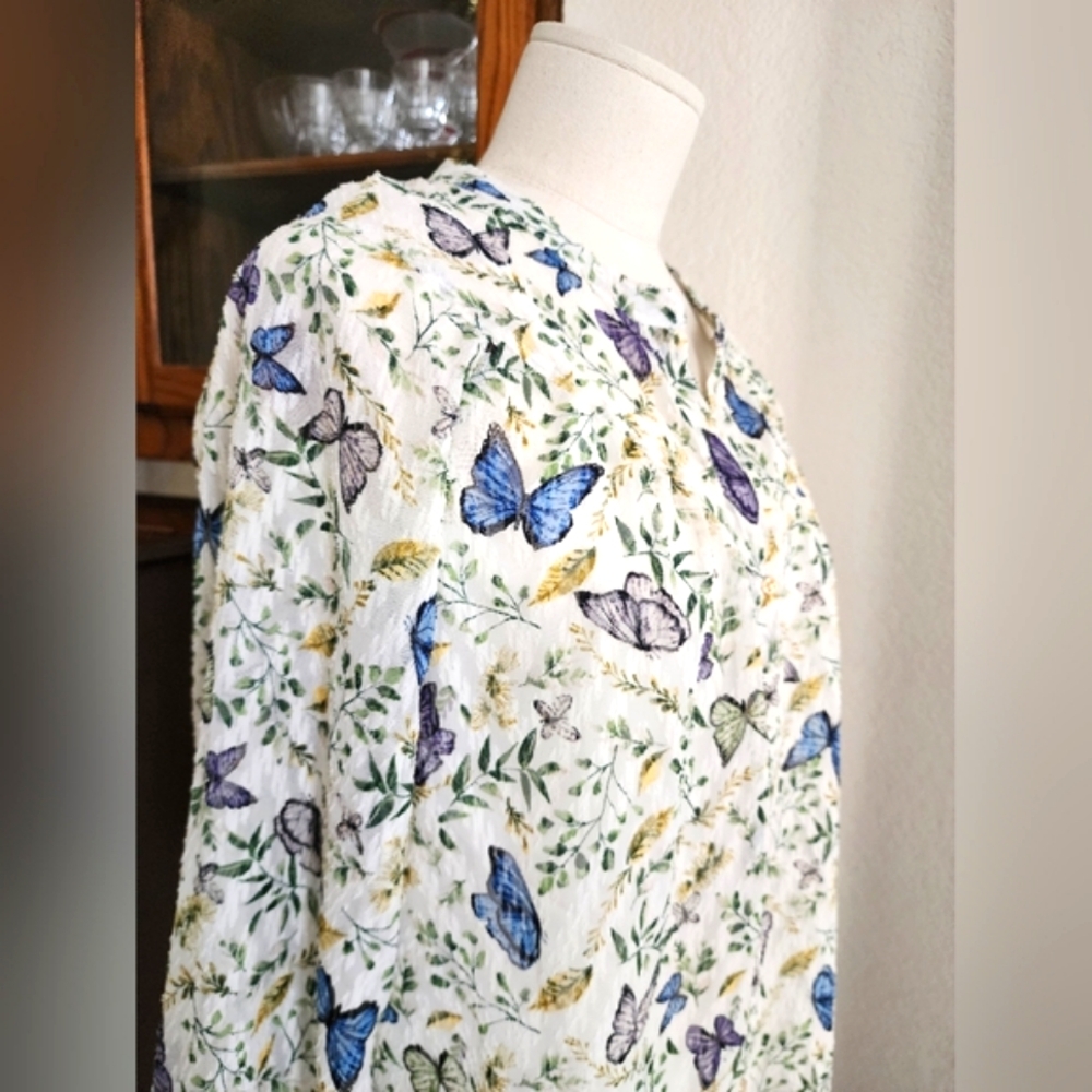 NWOT- Beautiful Butterfly Blouse!!🦋